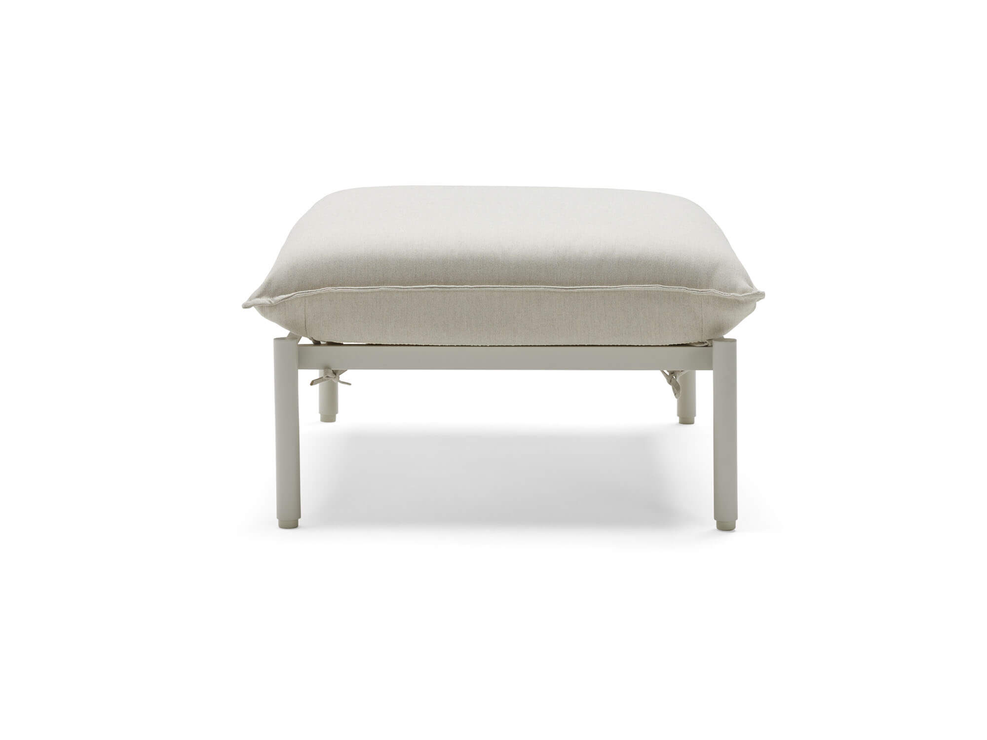 Vue de face du pouf extérieur avec coussins et pieds blancs